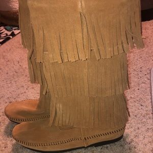 NWOT Minnetonka 3-Layer Fringe Boot